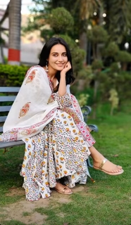 Surbhi Jyoti feet photo thumbnail