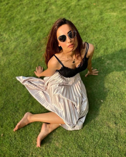 Surbhi Jyoti feet photo thumbnail