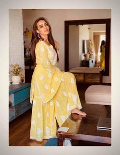 Surbhi Jyoti feet photo thumbnail