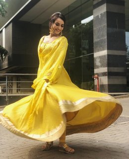 Surbhi Jyoti feet photo thumbnail