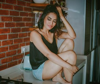 Surbhi Jyoti feet photo thumbnail