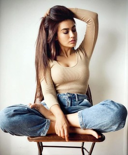 Surbhi Jyoti feet photo thumbnail