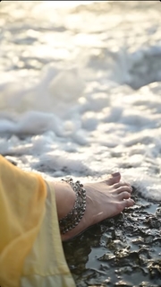 Surbhi Jyoti feet photo thumbnail