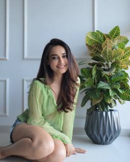 Surbhi Jyoti feet photo thumbnail