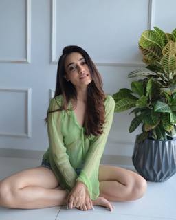 Surbhi Jyoti feet photo thumbnail