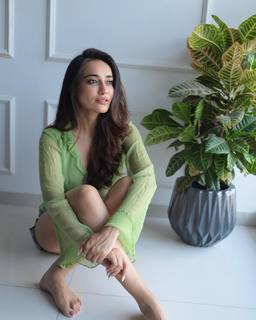 Surbhi Jyoti feet photo thumbnail