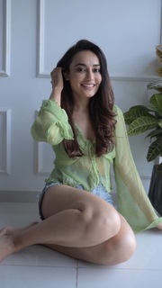 Surbhi Jyoti feet photo thumbnail