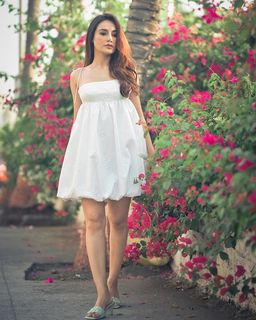 Surbhi Jyoti feet photo thumbnail