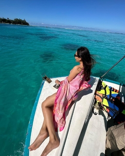 Surbhi Jyoti feet photo thumbnail