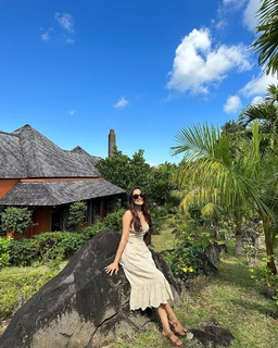 Surbhi Jyoti feet photo thumbnail