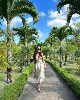 Surbhi Jyoti feet photo thumbnail