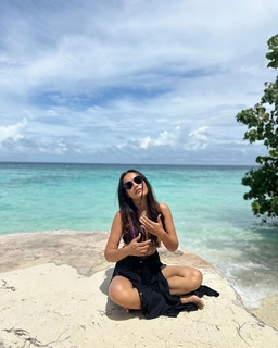 Surbhi Jyoti feet photo thumbnail