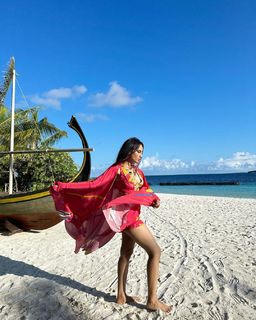 Surbhi Jyoti feet photo thumbnail