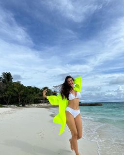 Surbhi Jyoti feet photo thumbnail