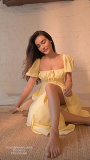 Surbhi Jyoti feet photo thumbnail