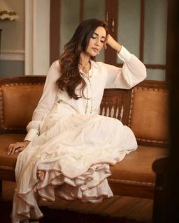 Surbhi Jyoti feet photo thumbnail