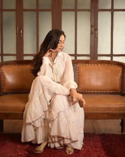 Surbhi Jyoti feet photo thumbnail