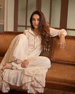 Surbhi Jyoti feet photo thumbnail