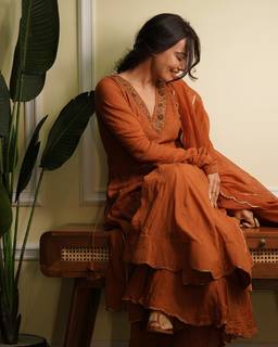 Surbhi Jyoti feet photo thumbnail