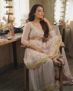 Surbhi Jyoti feet photo thumbnail