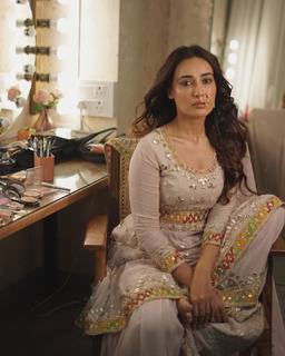 Surbhi Jyoti feet photo thumbnail