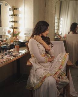 Surbhi Jyoti feet photo thumbnail