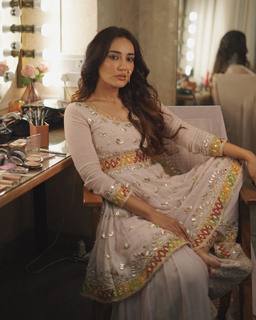 Surbhi Jyoti feet photo thumbnail