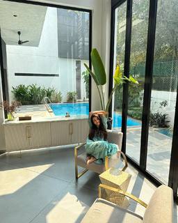 Surbhi Jyoti feet photo thumbnail