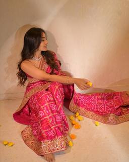 Surbhi Jyoti feet photo thumbnail