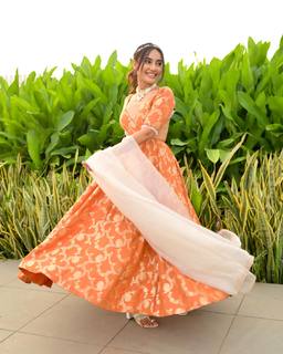 Surbhi Jyoti feet photo thumbnail