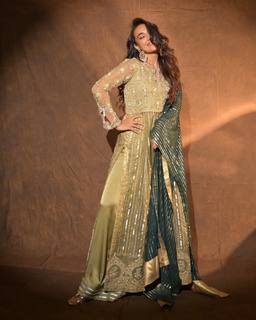 Surbhi Jyoti feet photo thumbnail