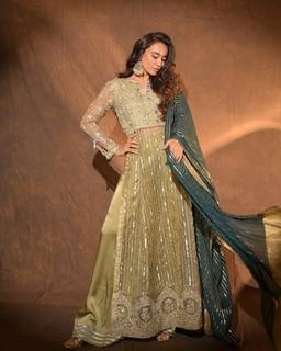 Surbhi Jyoti feet photo thumbnail