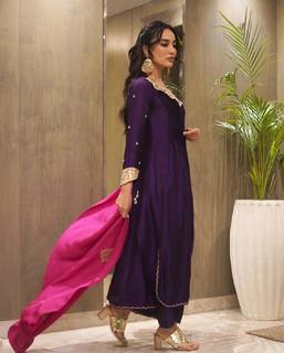 Surbhi Jyoti feet photo thumbnail