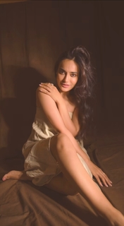 Surbhi Jyoti feet photo thumbnail