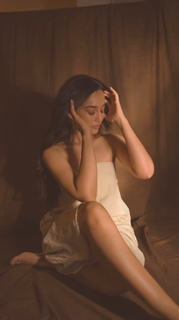 Surbhi Jyoti feet photo thumbnail