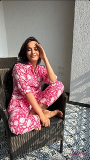 Surbhi Jyoti feet photo thumbnail