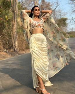 Surbhi Jyoti feet photo thumbnail