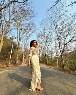 Surbhi Jyoti feet photo thumbnail