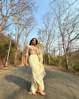 Surbhi Jyoti feet photo thumbnail