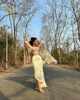 Surbhi Jyoti feet photo thumbnail