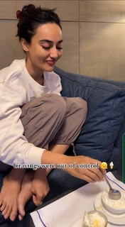 Surbhi Jyoti feet photo thumbnail