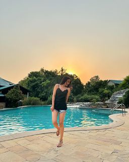 Surbhi Jyoti feet photo thumbnail