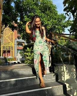 Surbhi Jyoti feet photo thumbnail