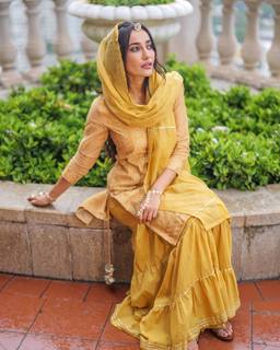 Surbhi Jyoti feet photo thumbnail