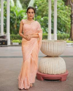 Surbhi Jyoti feet photo thumbnail