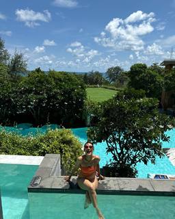 Surbhi Jyoti feet photo thumbnail