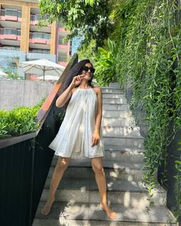 Surbhi Jyoti feet photo thumbnail