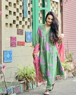 Surbhi Jyoti feet photo thumbnail