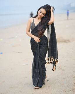 Surbhi Jyoti feet photo thumbnail