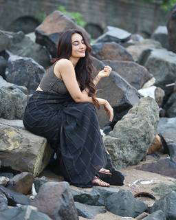 Surbhi Jyoti feet photo thumbnail